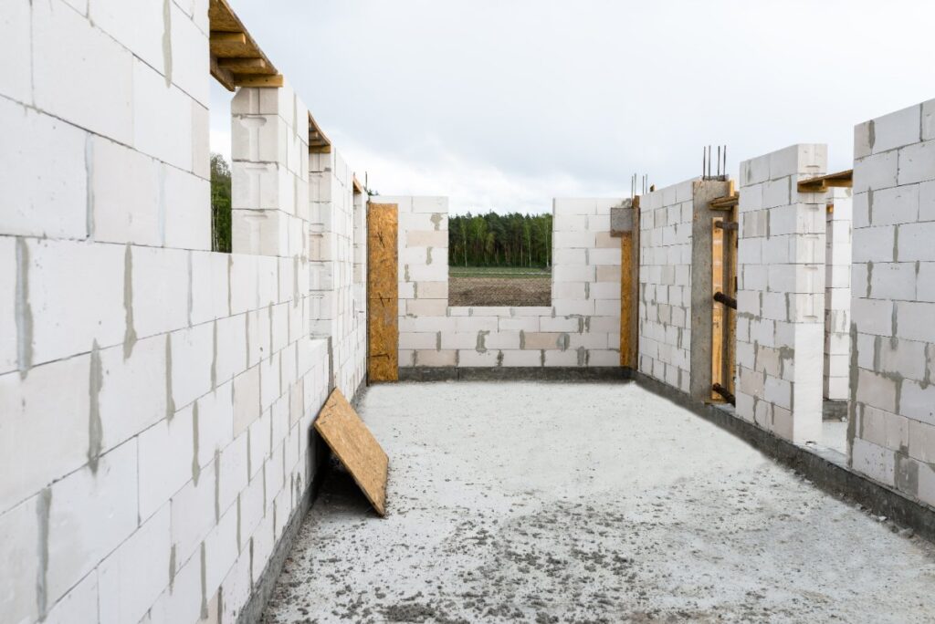 Construction d'une maison avec du parpaing