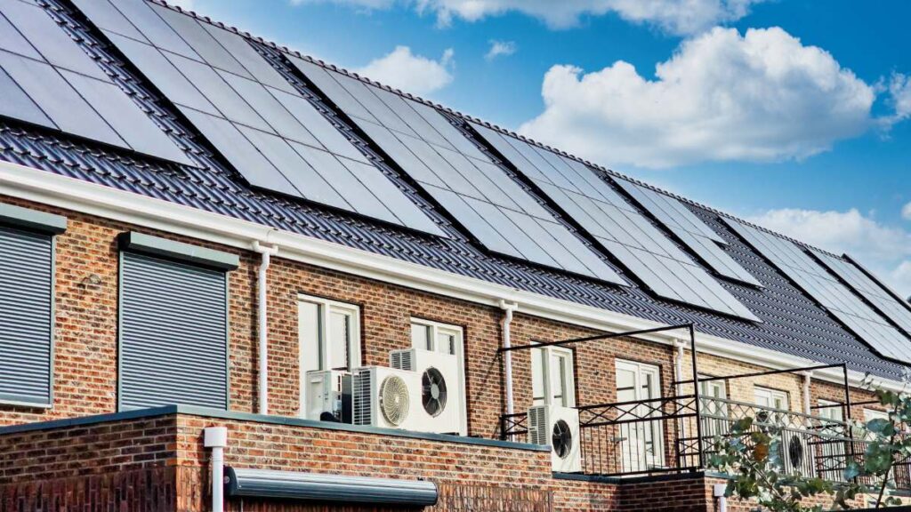 Des panneaux solaires sur le toit et des volets roulants solaires installés sur une maison rénovée