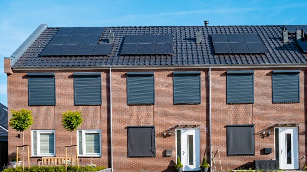 Maisons rénovées avec des fenêtres en volets roulants solaires 