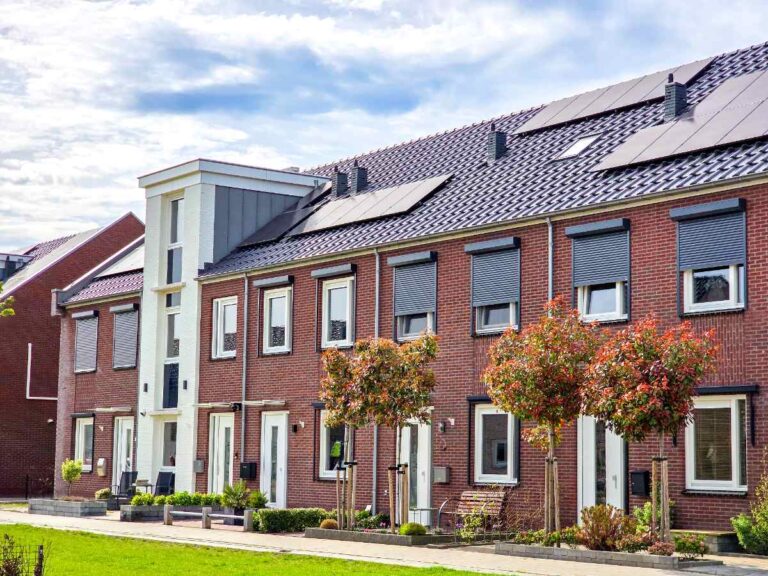 Maisons rénovées avec des panneaux solaires sur le toit et des volets roulants solaires installés pour les fenêtres