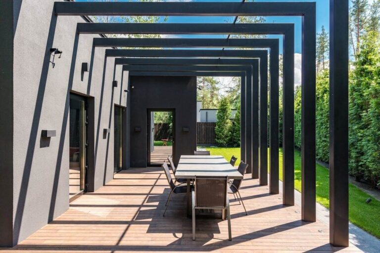 Pergola moderne et tendance dans un jardin