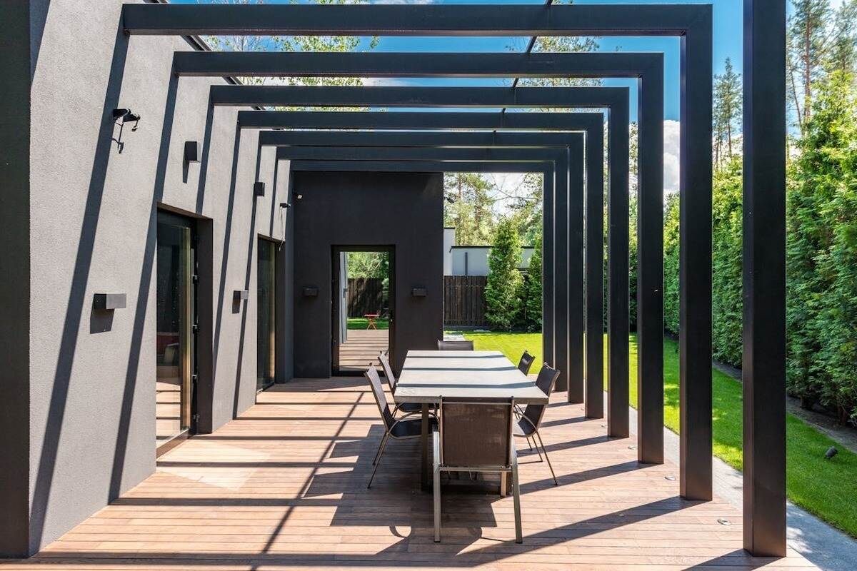 Pergola moderne et tendance dans un jardin