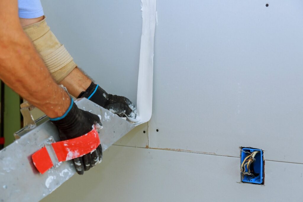 Un bricoleur qui réalise une pose du placo sur du placo