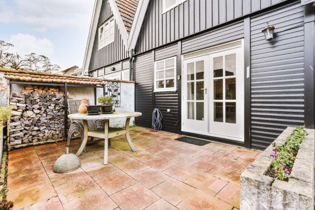 Un abri de jardin avec du bardage composite