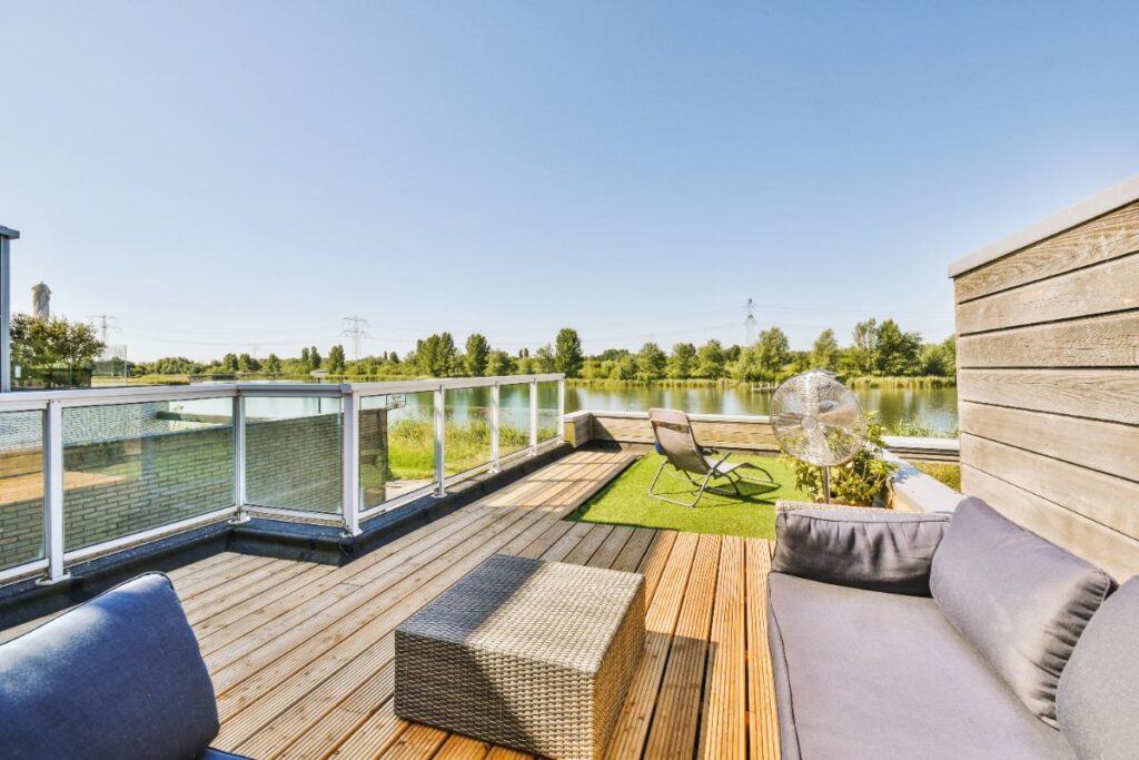 Des meubles placés sur une terrasse en bois