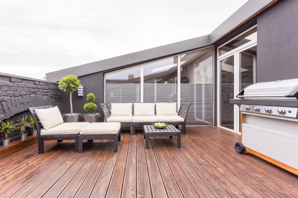Une belle terrasse en bois avec des chaises