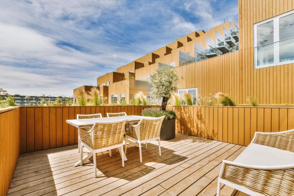 Une terrasse en bois soignée avec un coin salon