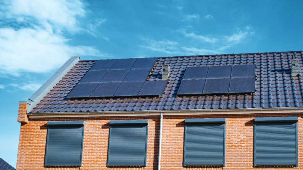 Des volets roulants solaires installés sur une maison rénovée