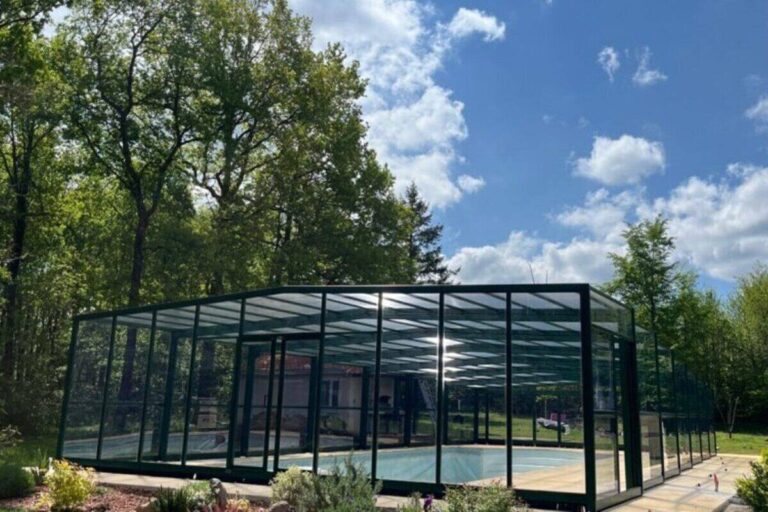 Abris de piscine dans le jardin d'une maison