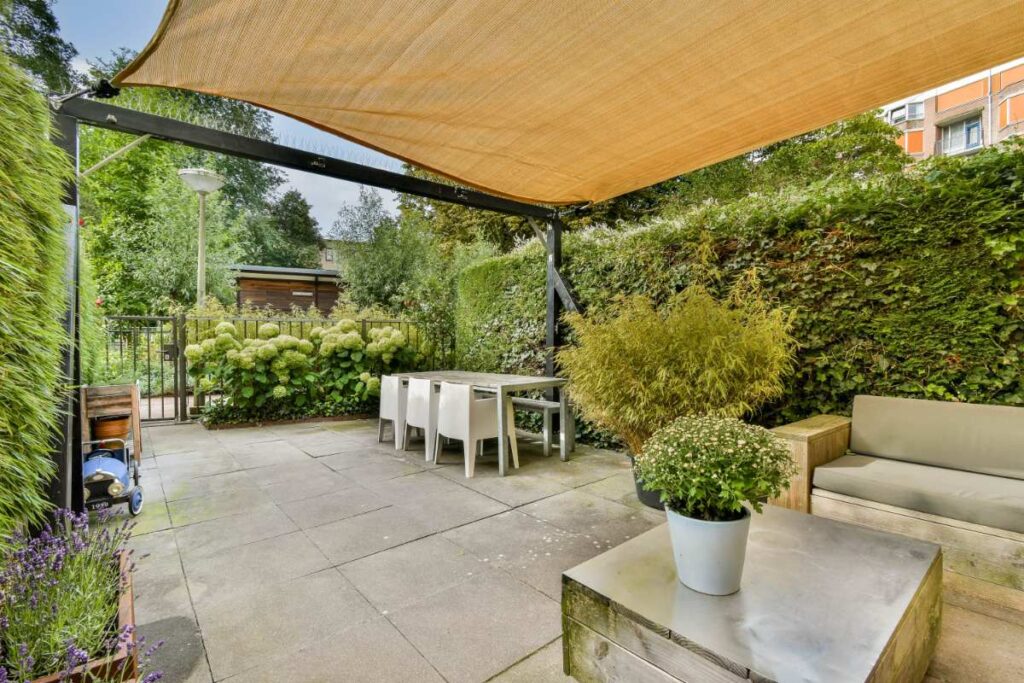 De la bâche sur mesure utilisée sur une pergola