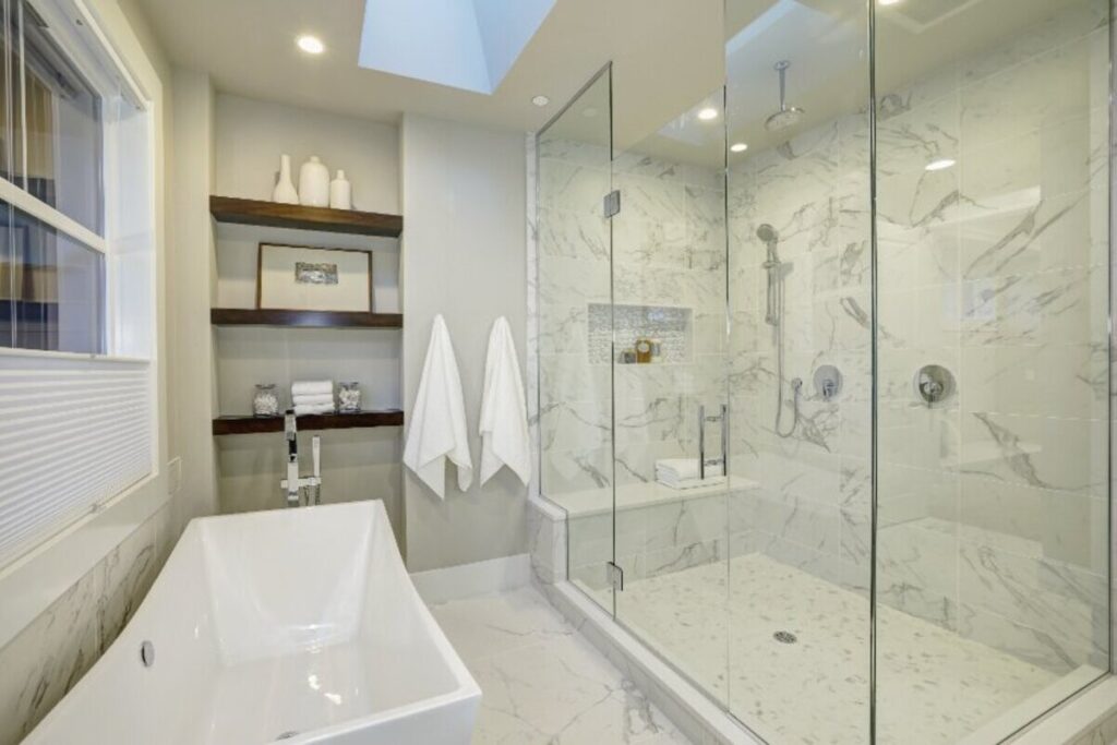 Une baignoire îlot dans une grande salle de bain
