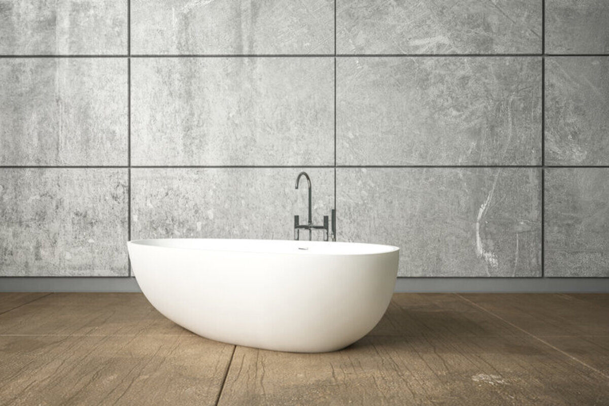 Une baignoire îlot dans une petite salle de bain