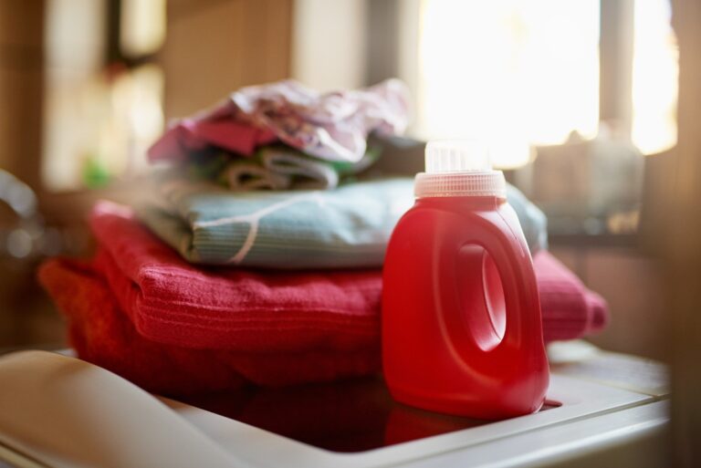 Des linges avec une bouteille rouge d'eau écarlate