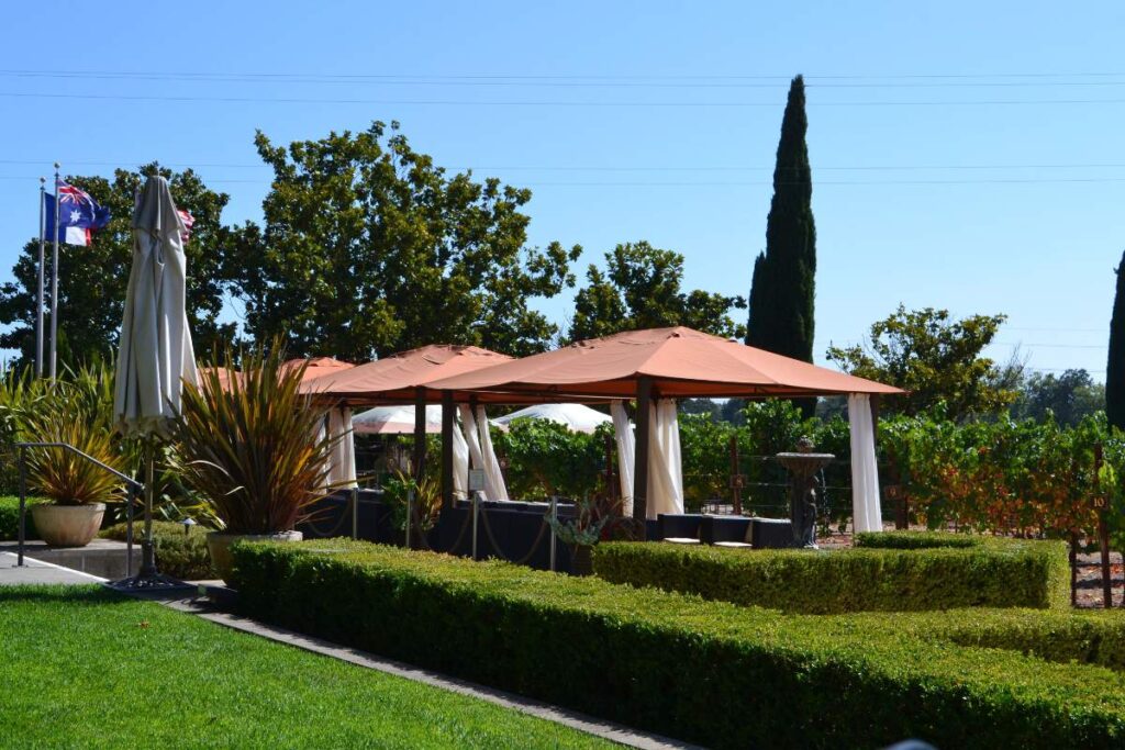 Des pergola installées dans le jardin avec des toits en bâche sur mesure