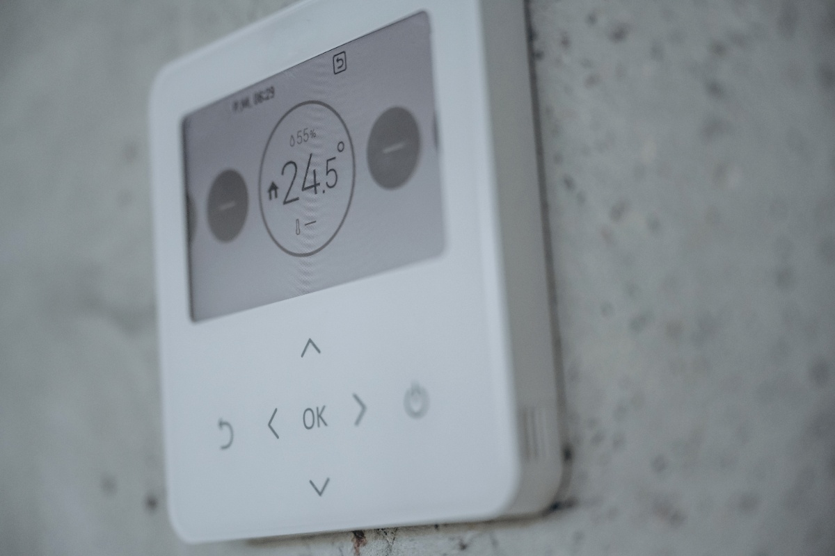 Un thermostat installé sur le mur