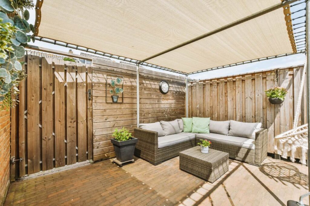 Toit d'une pergola réalisé avec de la bâche sur mesure
