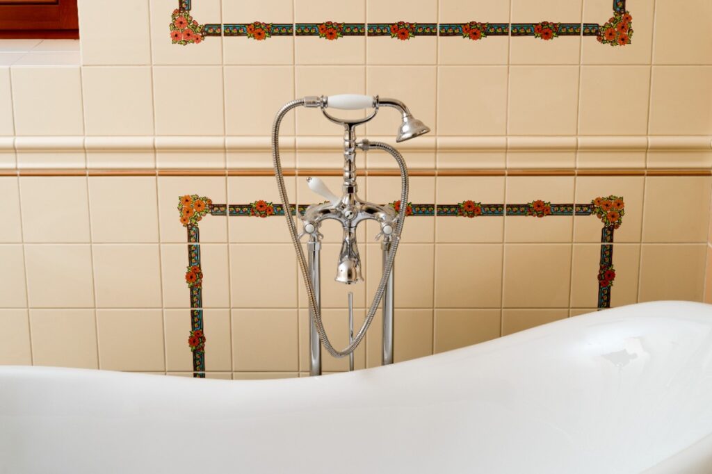 Un baignoire installé dans la salle de bain