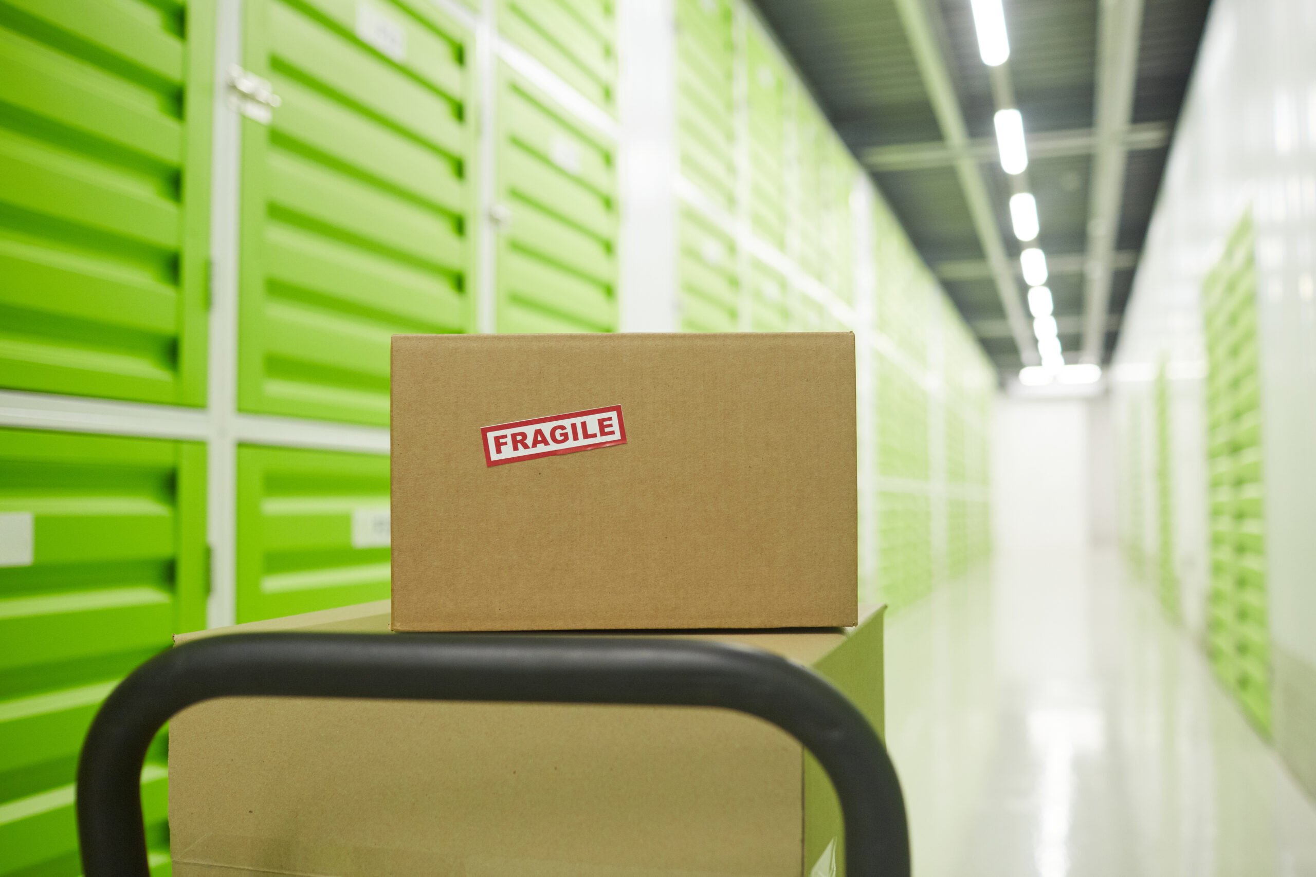 Une boîte fragile dans un chariot à l'intérieur d'un box de stockage