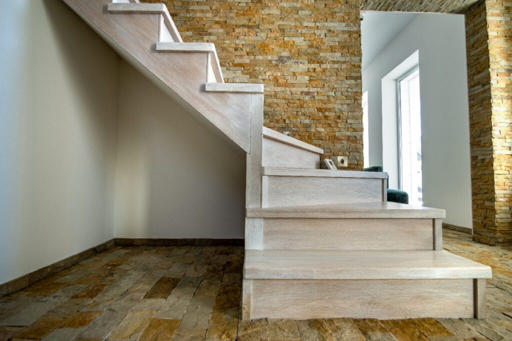 Un élégant escalier contemporain en bois