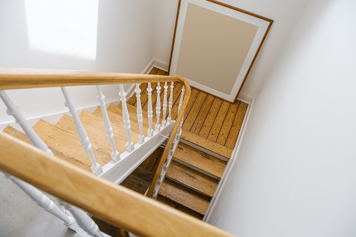 Un escalier en bois avec une grande estampe