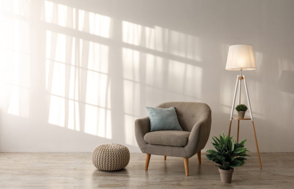 Un fauteuil rétro-confortable placé dans une chambre avec un abat-jours