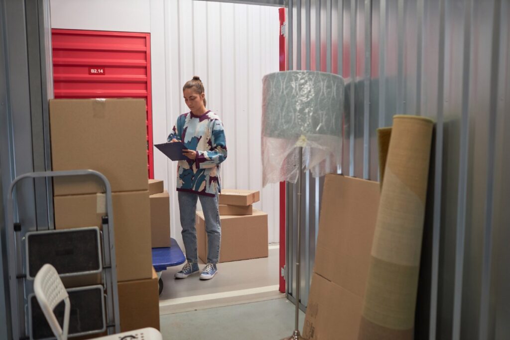 Une femme qui inspecte des objets dans un box de stockage