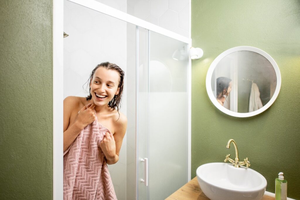 Une femme souriante ne sortant de la douche