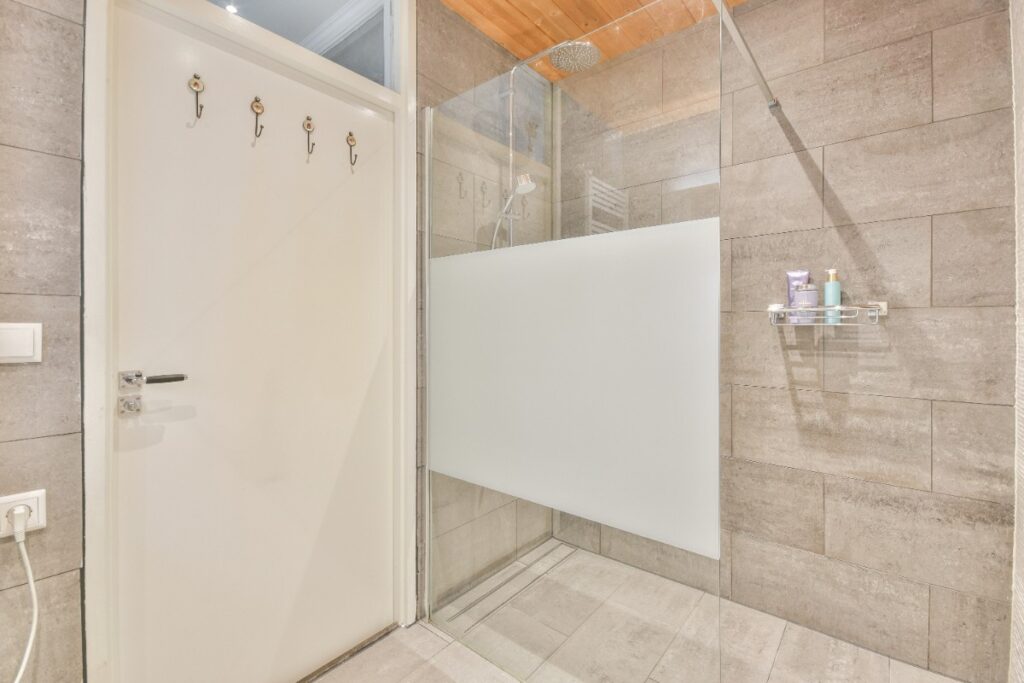 Intérieur de douche stylisé avec une porte en verre