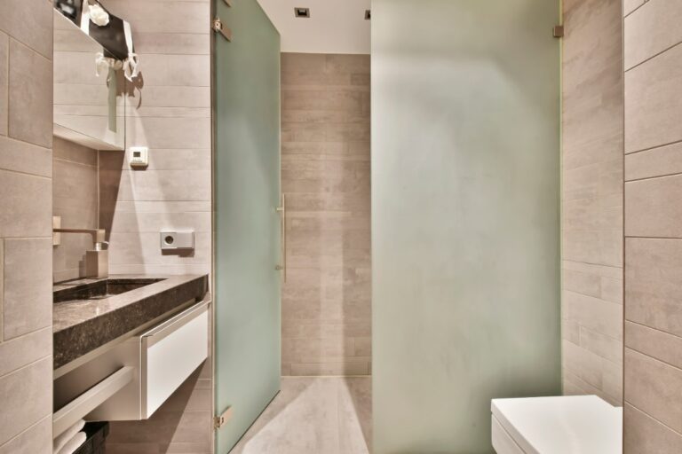 Intérieur d'une salle de bain moderne