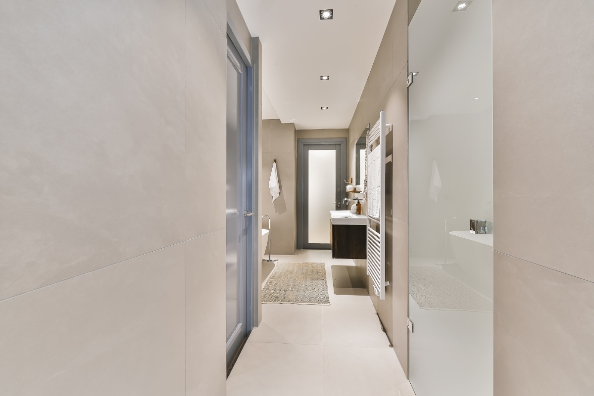 Intérieur d'une salle de bain moderne