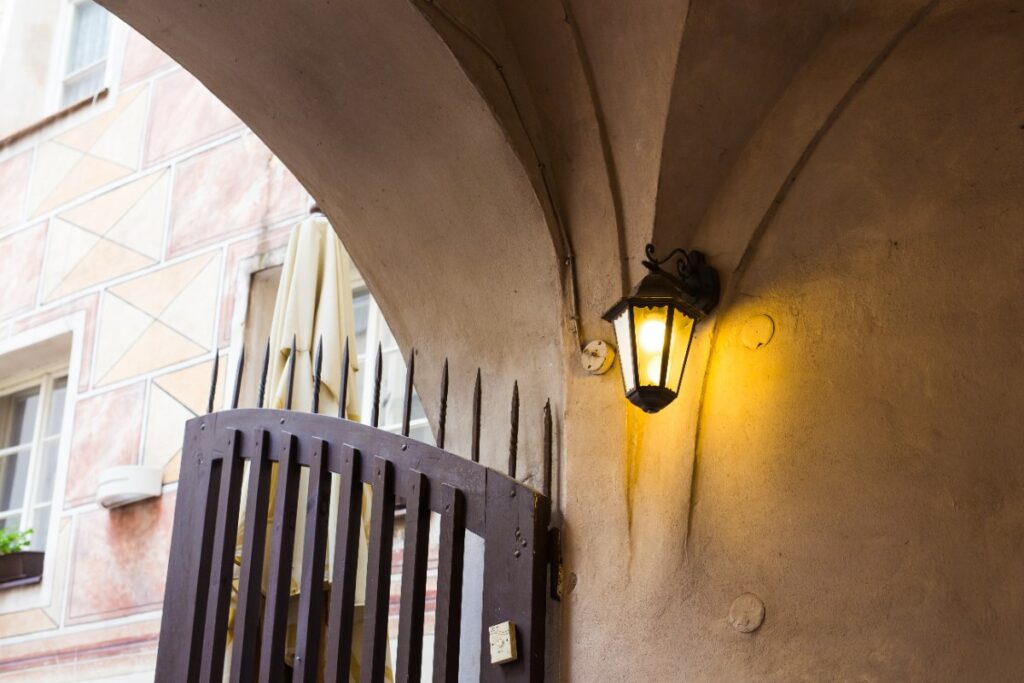 Une lampe de portail allumée