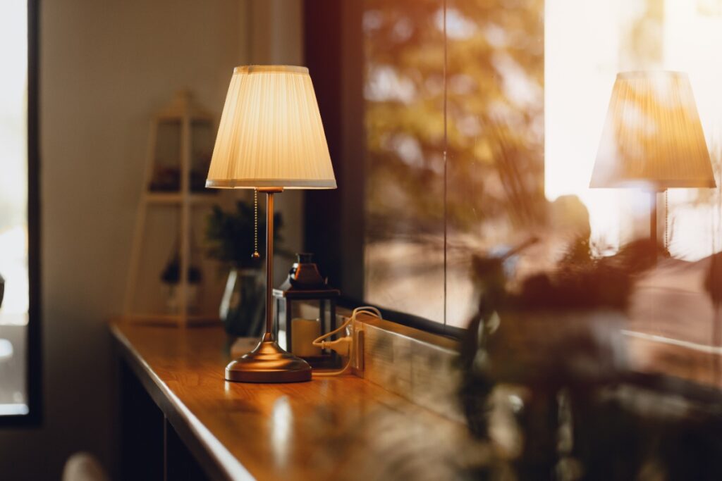 Une lampe de table sur un comptoir en bois luxe
