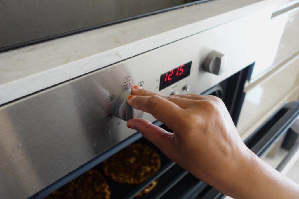 Main d'un homme faisant du réglage au four