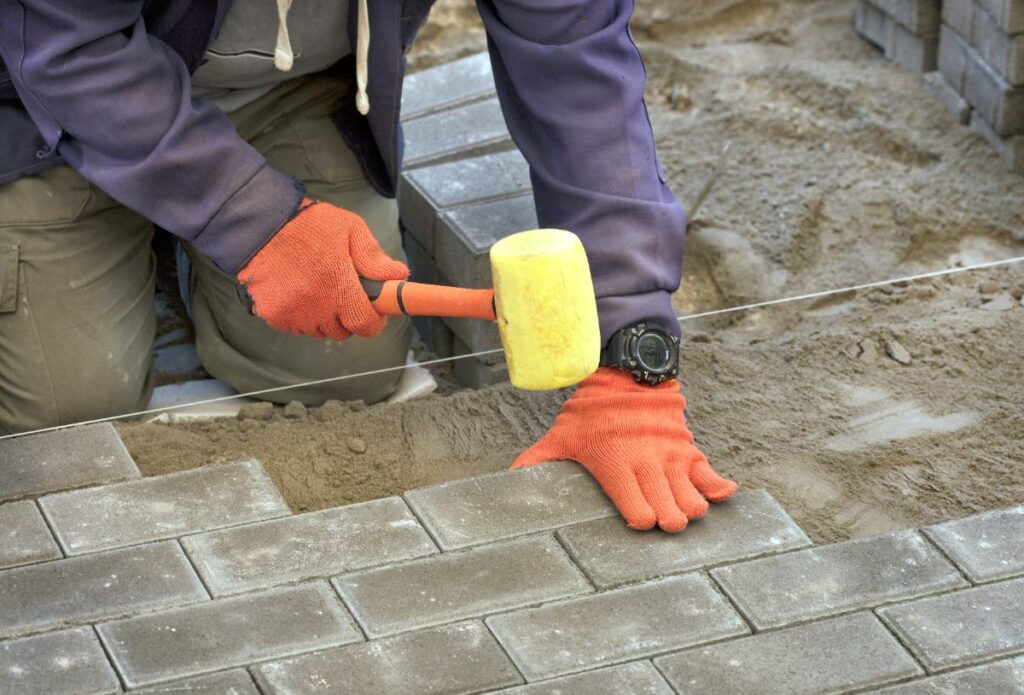 Un ouvrier qui travaille sur un chantier