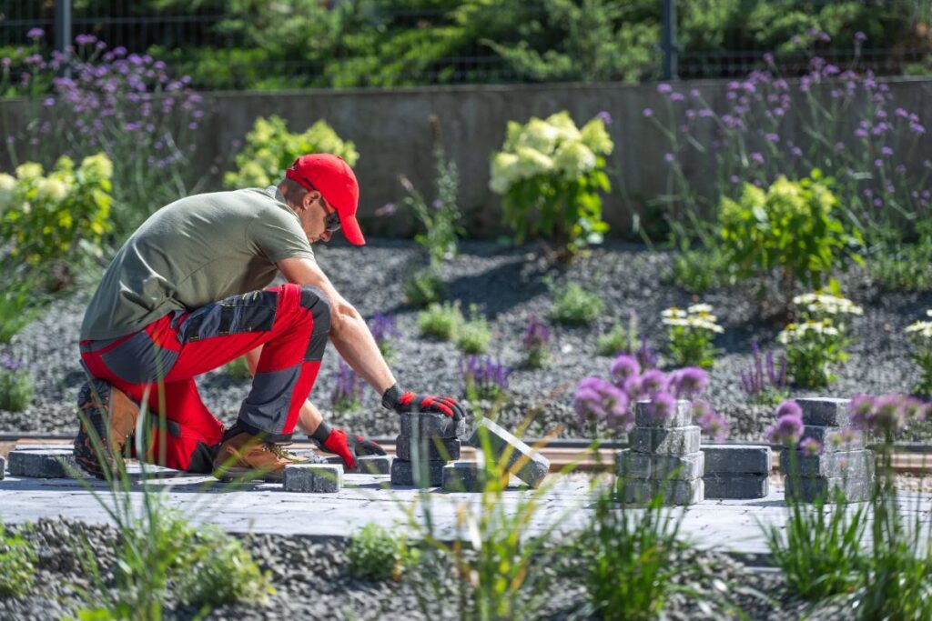 Un paysagiste construisant une allée dans un jardin à Vienne