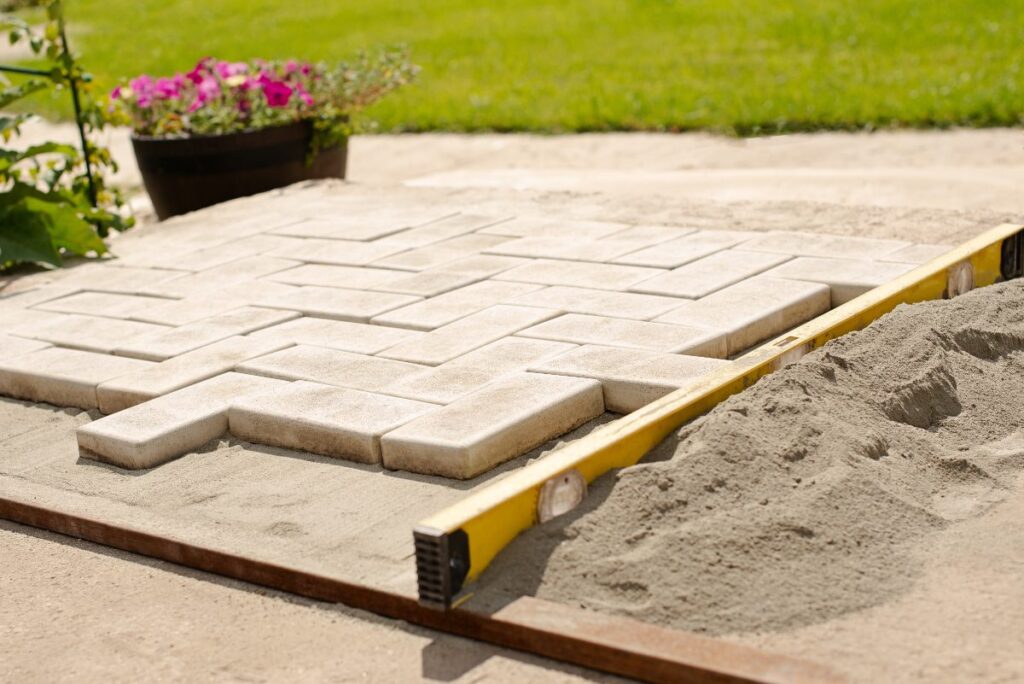 Pose de dalle sur sable dans le jardin