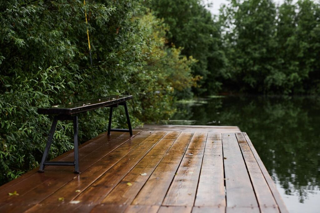 Une terrasse en bois près des arbres