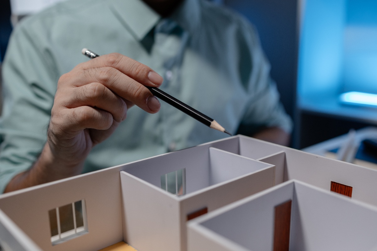 Un architecte d'intérieur qui travaille sur un projet d'aménagement dans son bureau