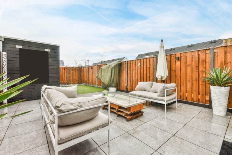 Une belle terrasse avec des meubles d'extérieurs