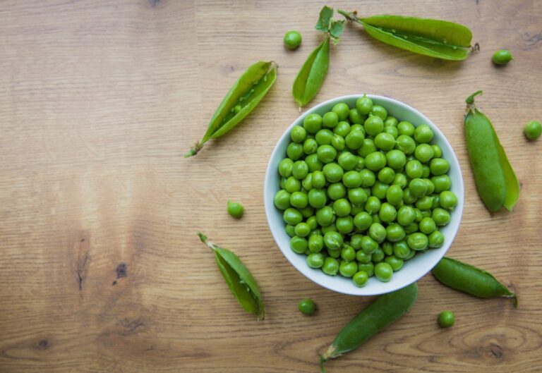 Un bol rempli de petits pois