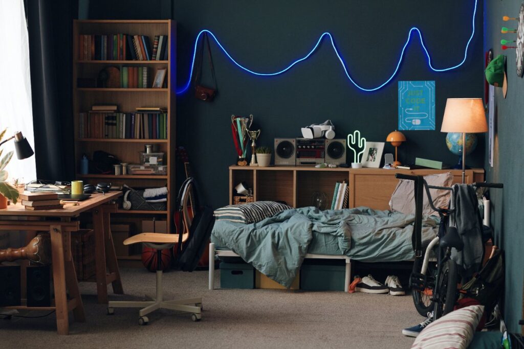 Une chambre d'ado avec du néon Led