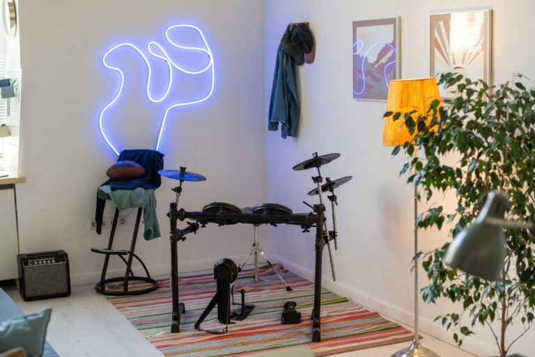 Une chambre avec du néon LED installé