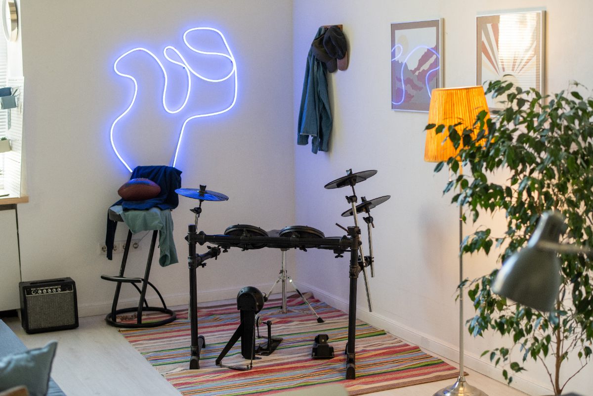 Une chambre avec du néon LED installé