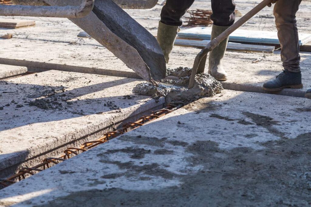 Coulage de béton sur un chantier