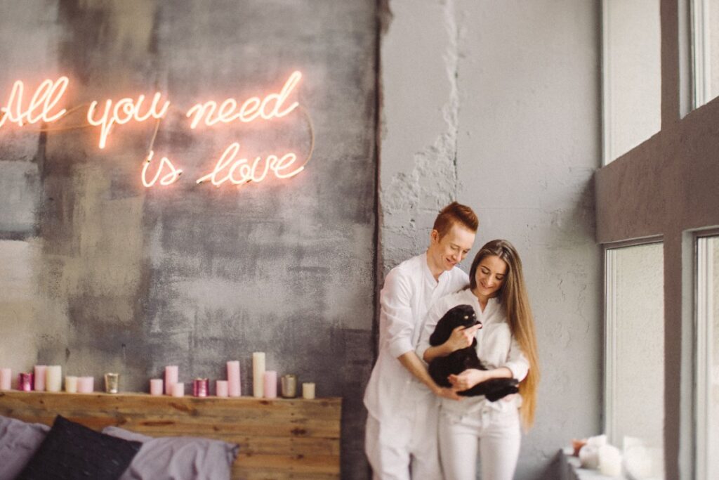 Un couple amoureux avec un chien dans leur chambre
