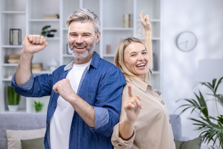 Un couple joyeux dans leur maison