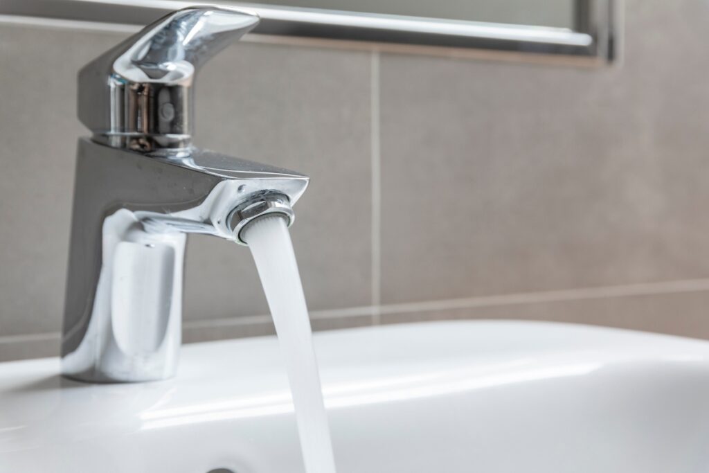 Eau qui coule sur le robinet