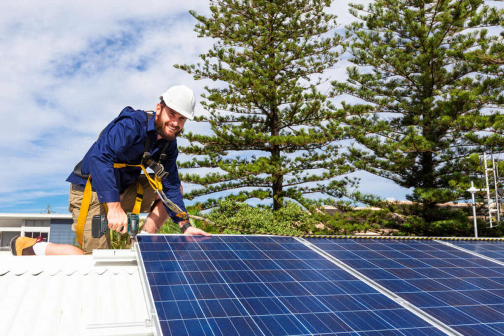 Entretien de panneaux solaires en sécurité