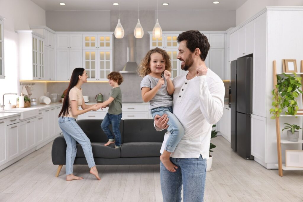 Une famille heureuse réunie dans leur nouvelle maison