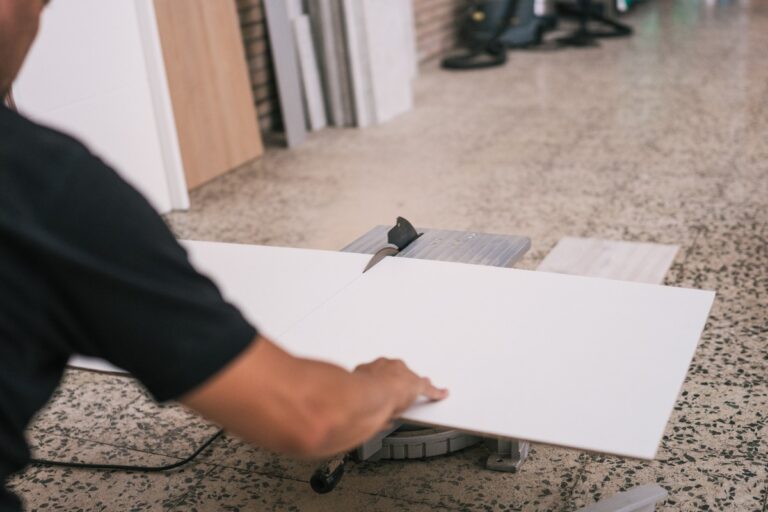 Un homme qui coupe du placo avec un disque électrique